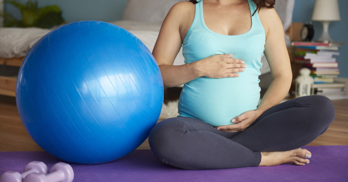 Mujer en embarazo en actividad fisica