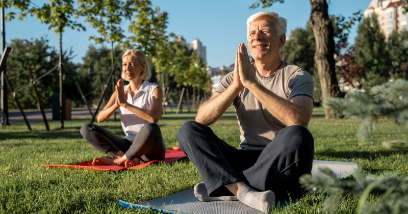 adultos mayores haciendo ejercicio yoga