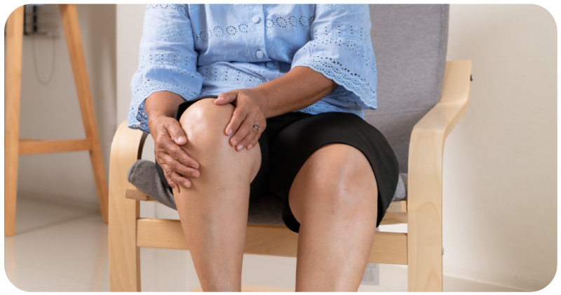 mujer con rodilla inflamada